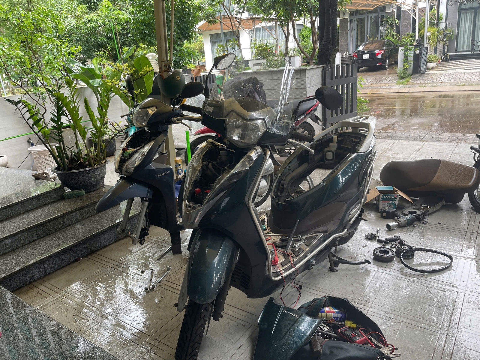 Kỹ thuật viên sửa xe máy tận nơi ban ngày